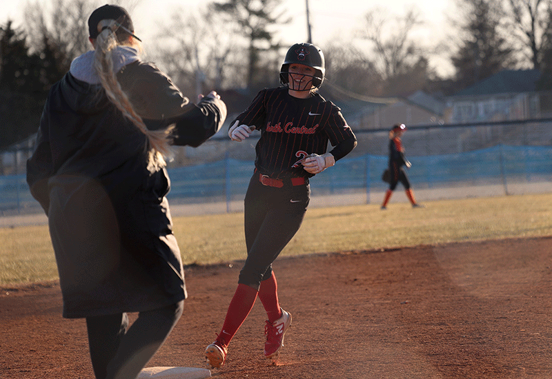 Softball Goes 2-2 To Open Region 16 Play