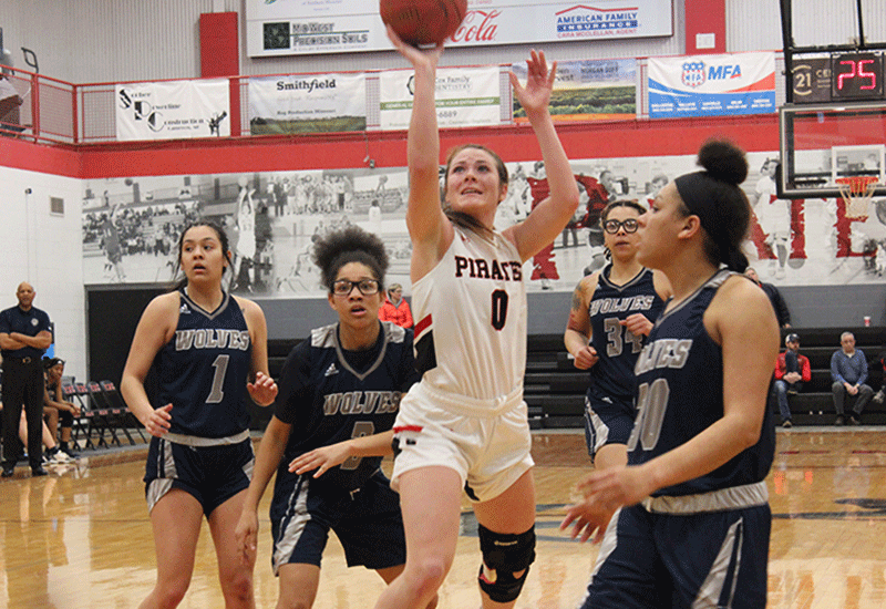 Lady Pirates Close The Regular Season With A Region XVI Split